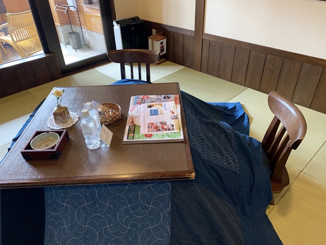 和室でソファーはありませんが、こたつです。