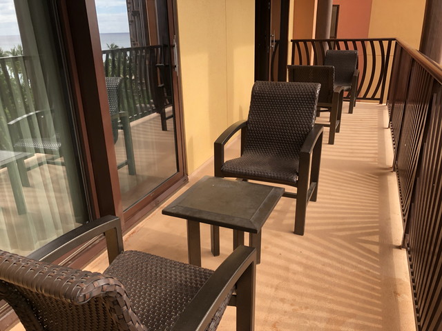 バルコニー 椅子4台、テーブル2台が向き合ってます