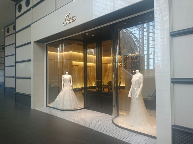 ホテル朝食会場近くにドレスがありました。