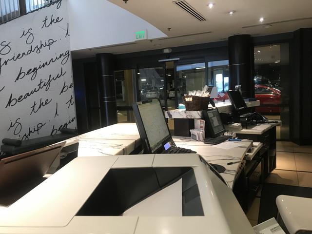 フロントカウンター フロントスタッフが私のためにマップをプリントアウトしてくれています