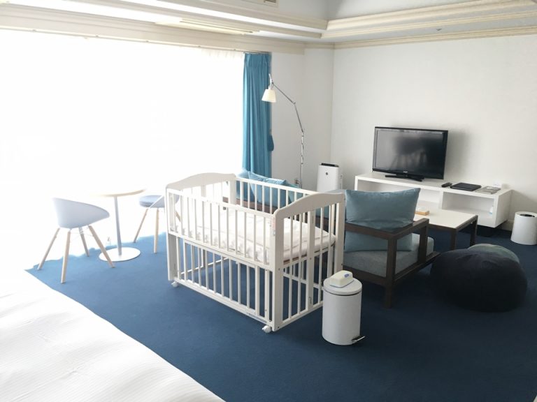 ベッド横からテレビ方向