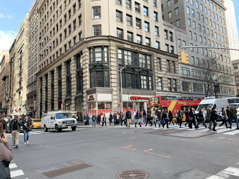 街の様子(CVSというドラッグストアも近くにあり)