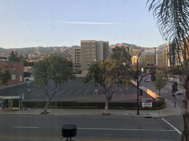 部屋からの景色 左側の部屋 ダウンタウンに面しています