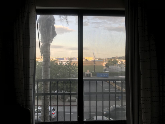 窓側からIKEA がうっすらと。右側