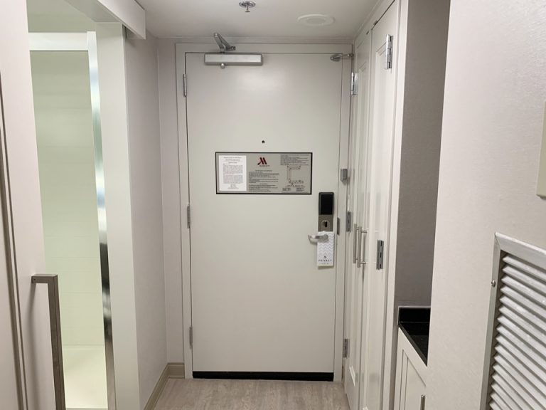 客室入口ドア内観