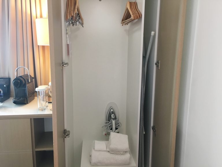 クローゼット外観開けた状態