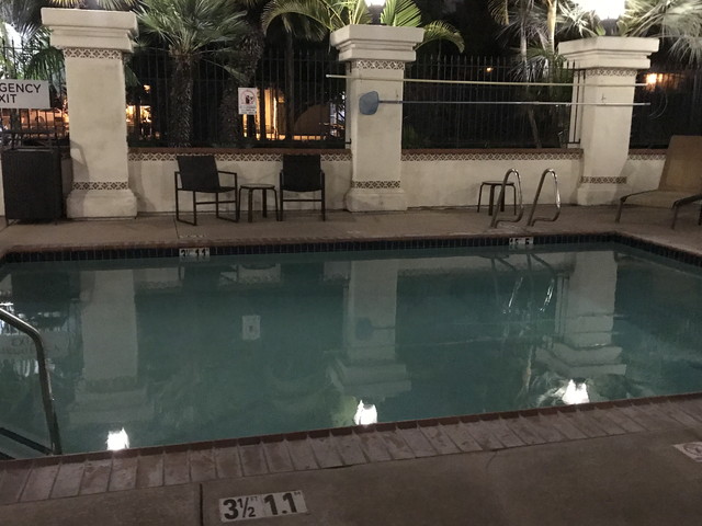 夜のプール