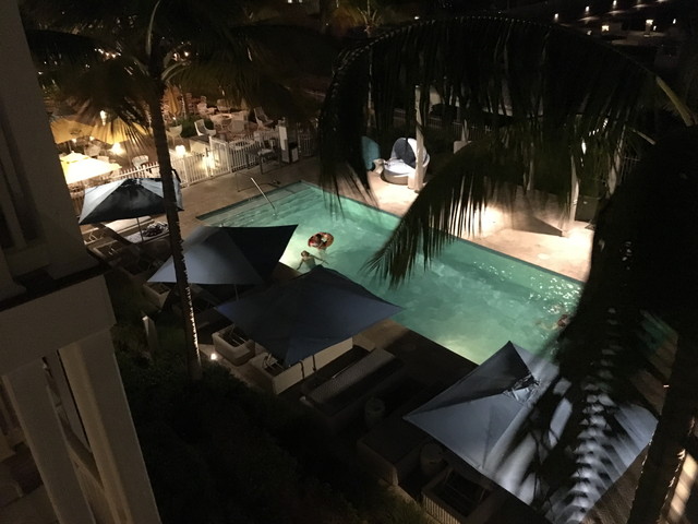 夜のプール