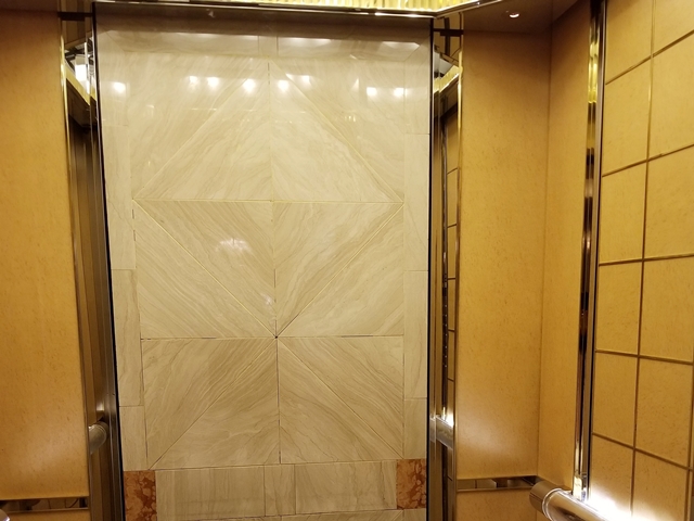 エレベーター内観 3