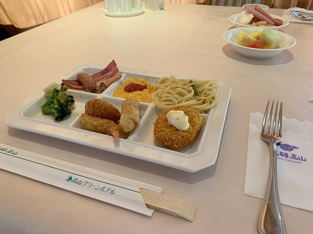 最初のプレートはベーコン、ソーセージにスクランブルエッグ、山菜パスタ、温野菜、フライドマッシュポテト、小海老のフライ、カニカマの磯部天ぷら、コーンコロッケです。