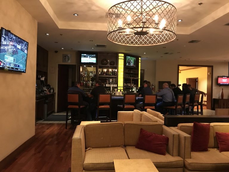 1階エレベーター横バー