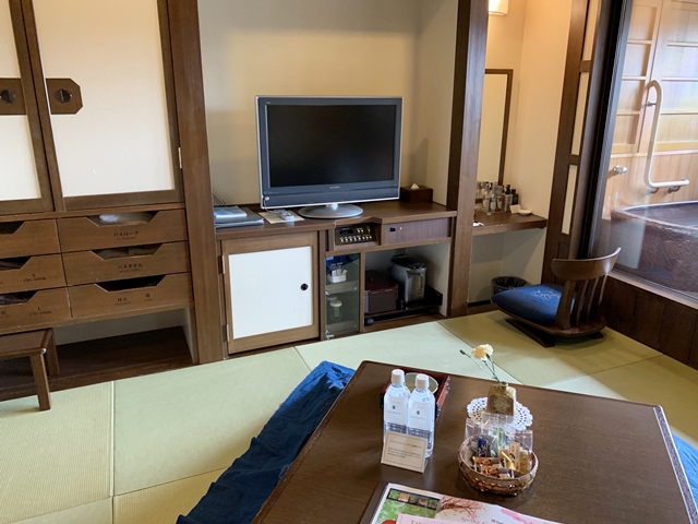 ベッド方向からのテレビです。