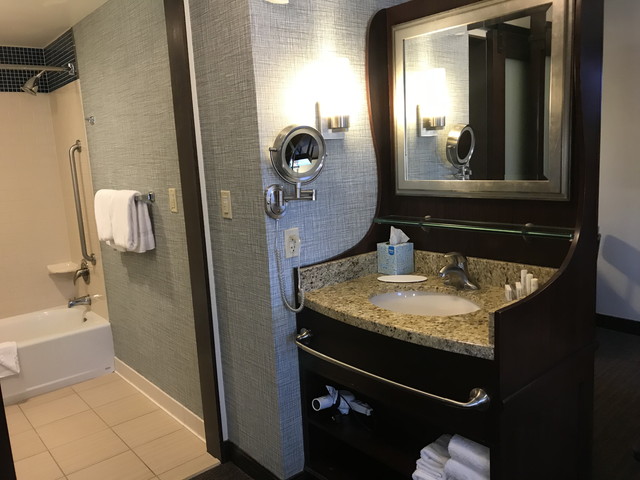 洗面台およびバス