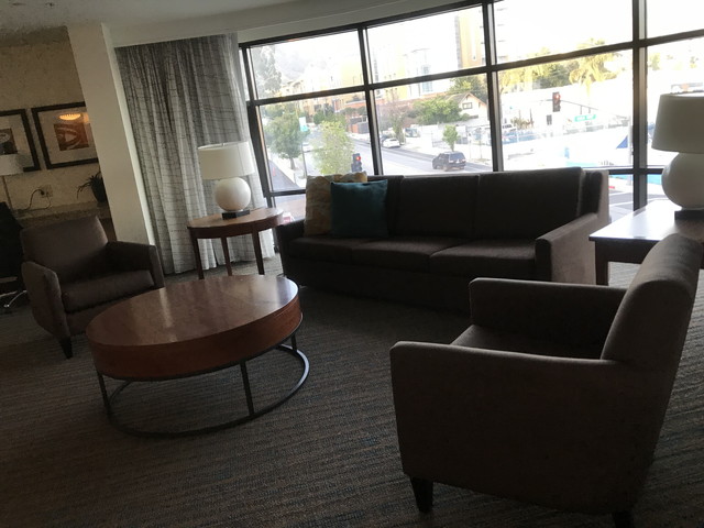 まるで社長室ソファーをイメージさせられました