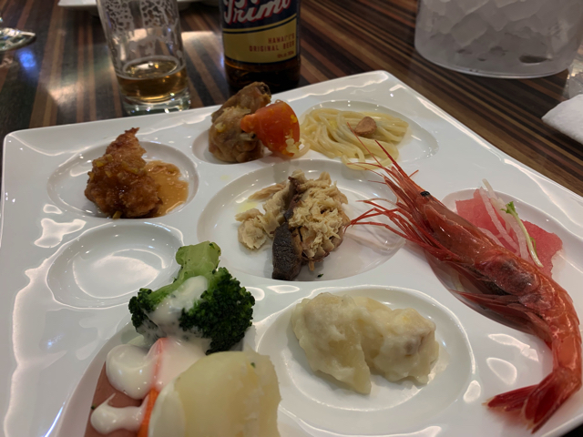 夕食ブッフェ。チキンカツレツ、鮮魚のロースト、温野菜のチーズソースかけ、あさりのパスタ、パスタのトッピングにはカリカリベーコン、ニンニクチップ、パルメザンチーズ copy