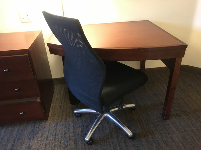 ハンディキャップ用に配慮されたデスク