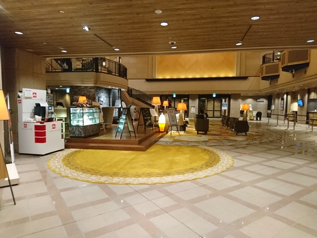 ロビー全体(エレベーター側から)