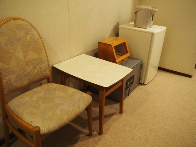 ソファーはなく椅子です 小さなデスクあり copy