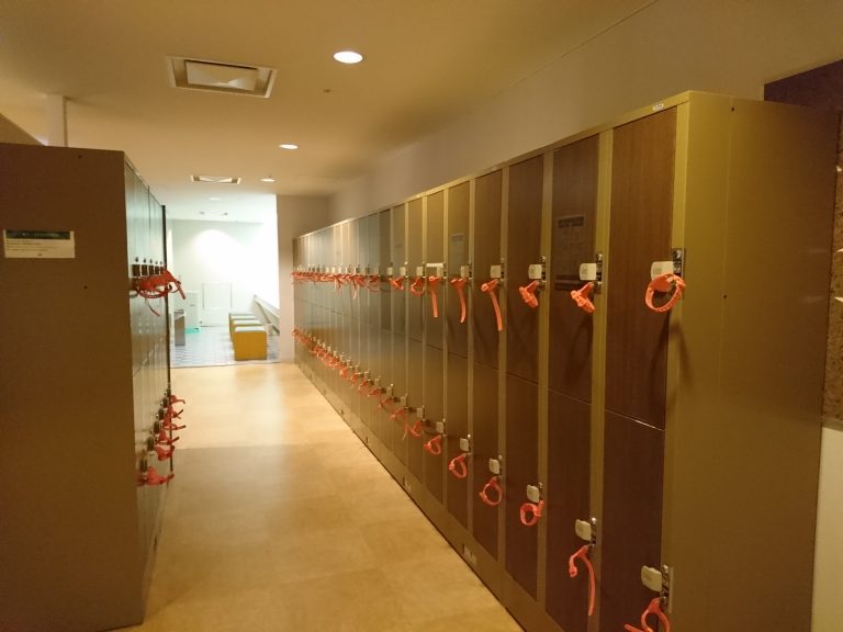 室内プール脱衣室