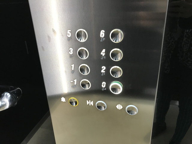 エレベーター階数ボタン1