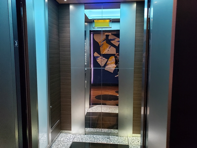 フロントから客層階へのエレベーター内です
