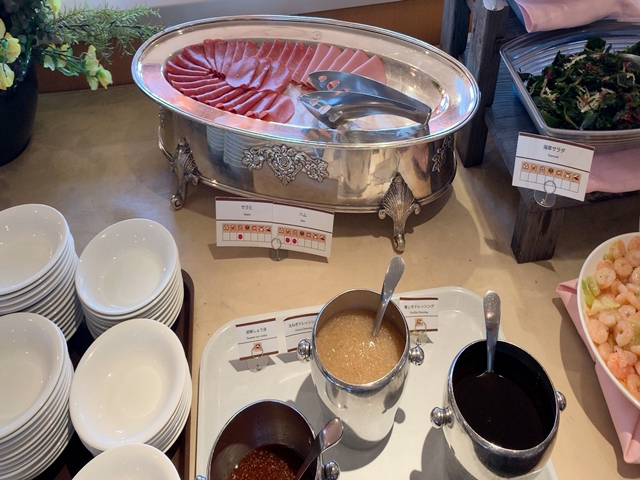 サラダコーナーのサラミ、ハムとドレッシングは青じそ、玉ねぎ、胡麻しょう油です。