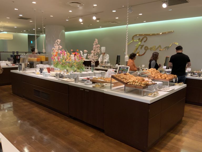朝食会場のレストラン フィガロ 料理はバイキング1