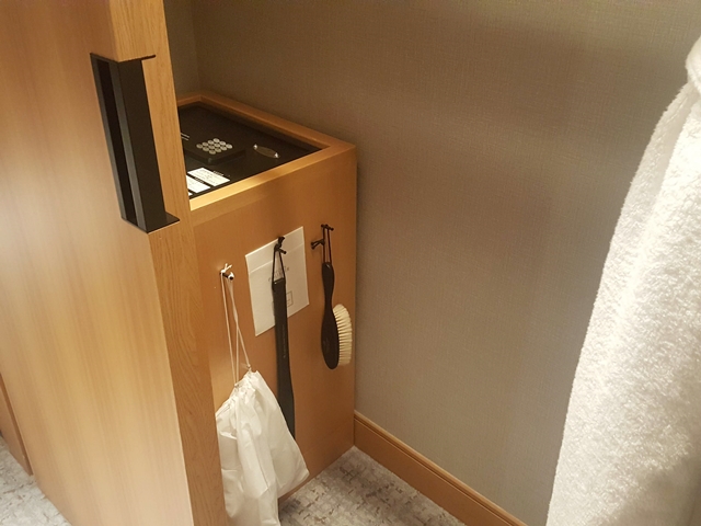 クローゼット外観(開けた状態)_3