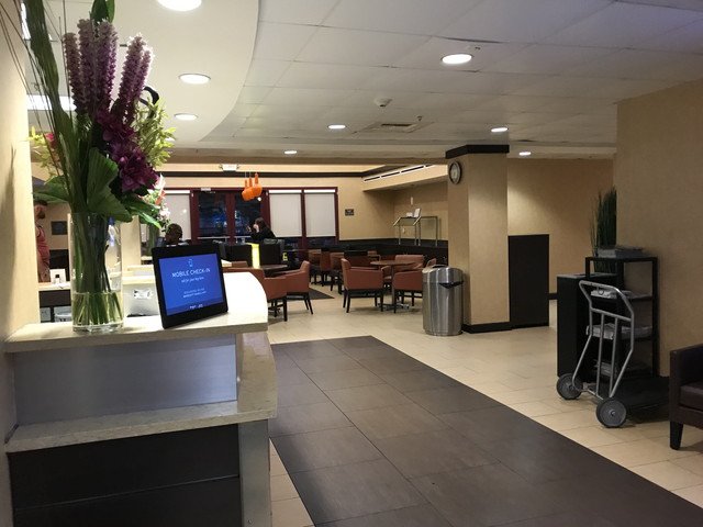 フロントカウンター横から