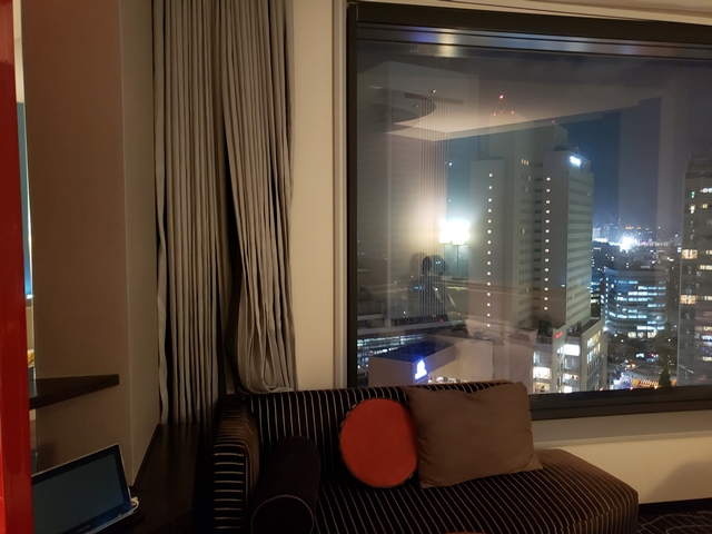 TV奥の小部屋にはソファもあります