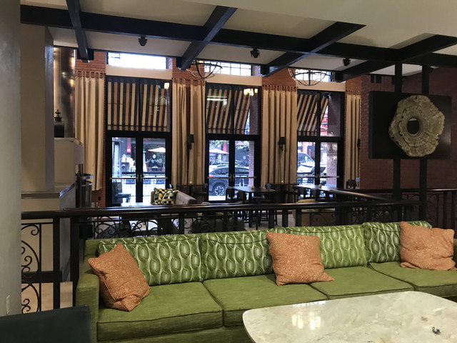 フロントロビー 奥は1階バー