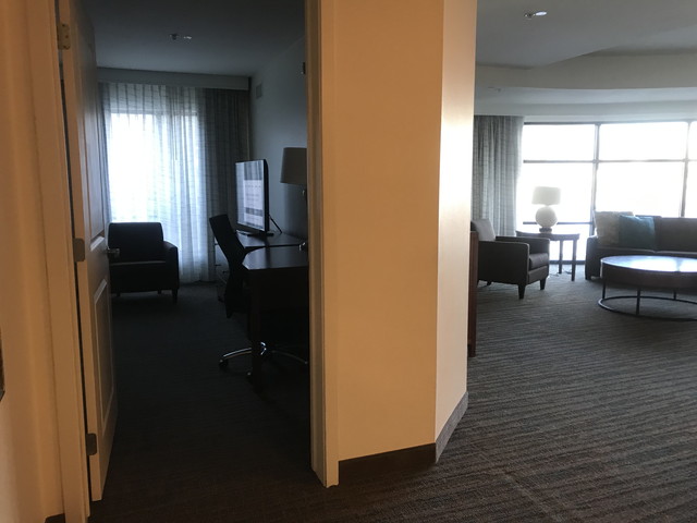 入り口左に一部屋、リビング、右にもう一部屋