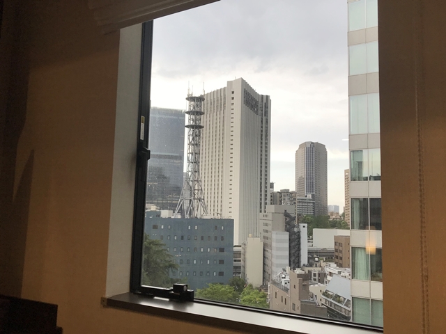 客室内の窓から見た景色