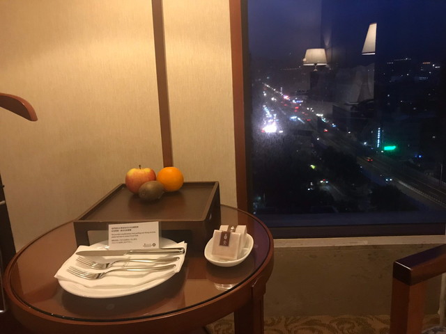 ベッド横にあるお菓子とフルーツ