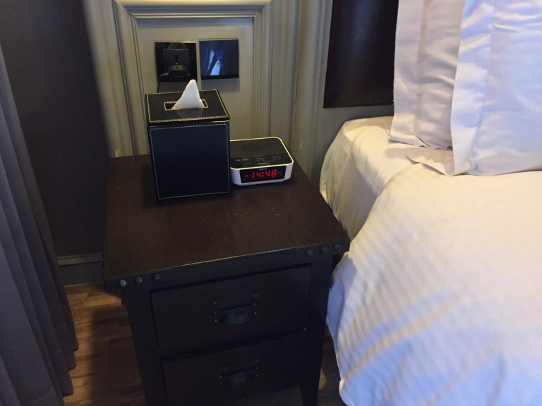 ベッド横のアメニティ