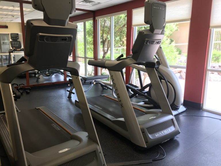 2台のトレッドミルのみのGYM 夜中でもトレーニングしている人がいてびっくり