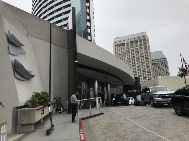 宿泊者が乗り付けたスクーターがあちこちと