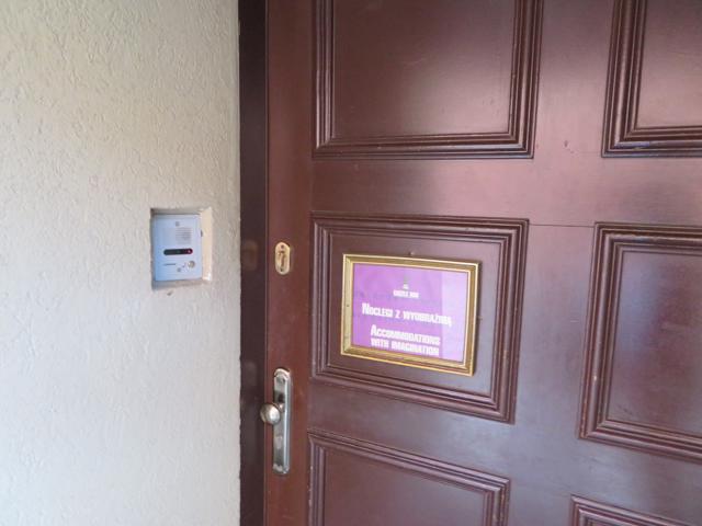 ブザーを押して入る