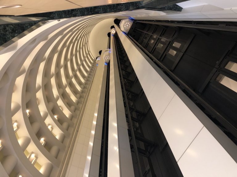 ロビーから見上げたエレベーター複数機