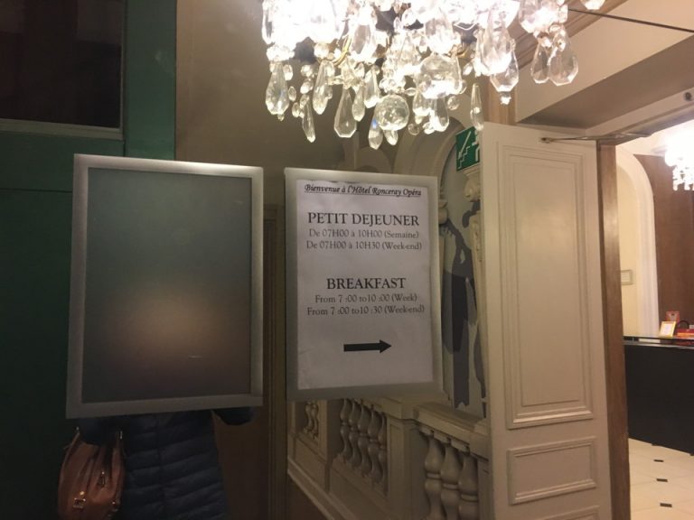 朝食レストラン会場看板