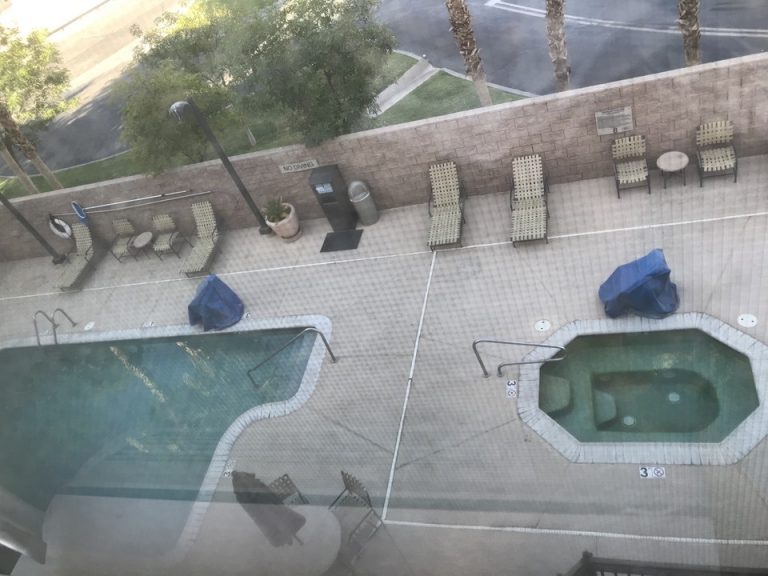 ホテルの裏にプールがあるため影になってちょうどいい