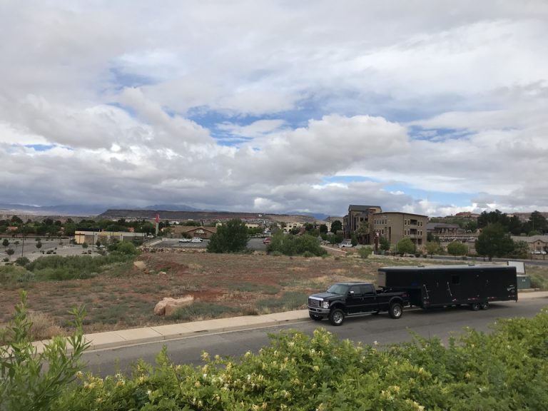 キャンピングカーで乗り付けている人はストリートに停めていました