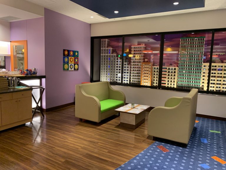 ゆったり寛げるソファー席もあります