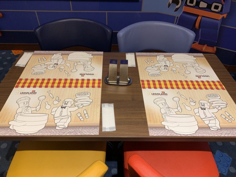 子供が退屈しないようクレヨンの貸し出しもあります