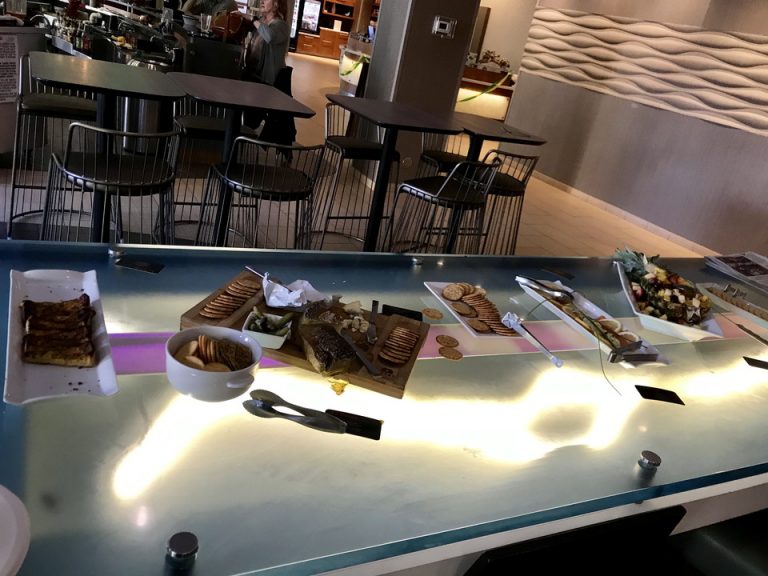 夕方どきは一階朝食エリアには宿泊者にスモールアパタイザーがが提供されていました。