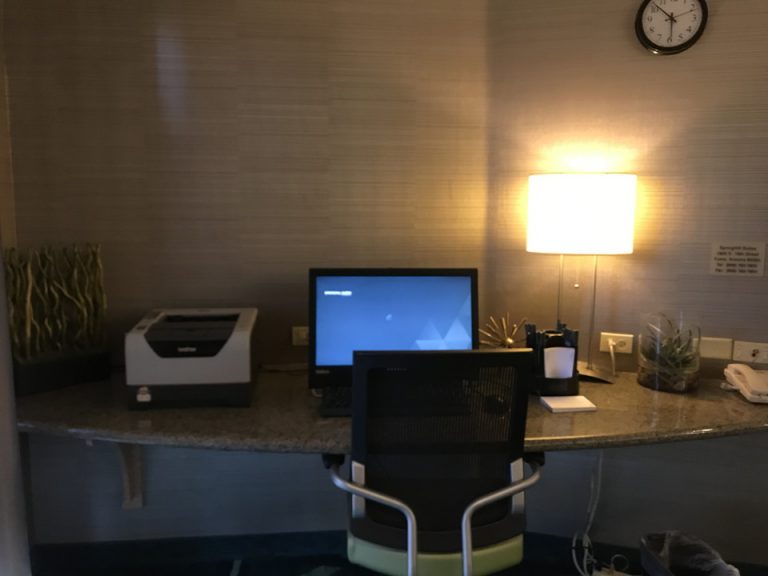 オフィスは1階フロント前にありました