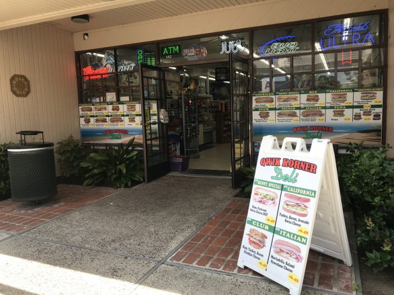 ホテル真横のお酒も売っているサンドイッチ屋さんはローカルみんなが利用