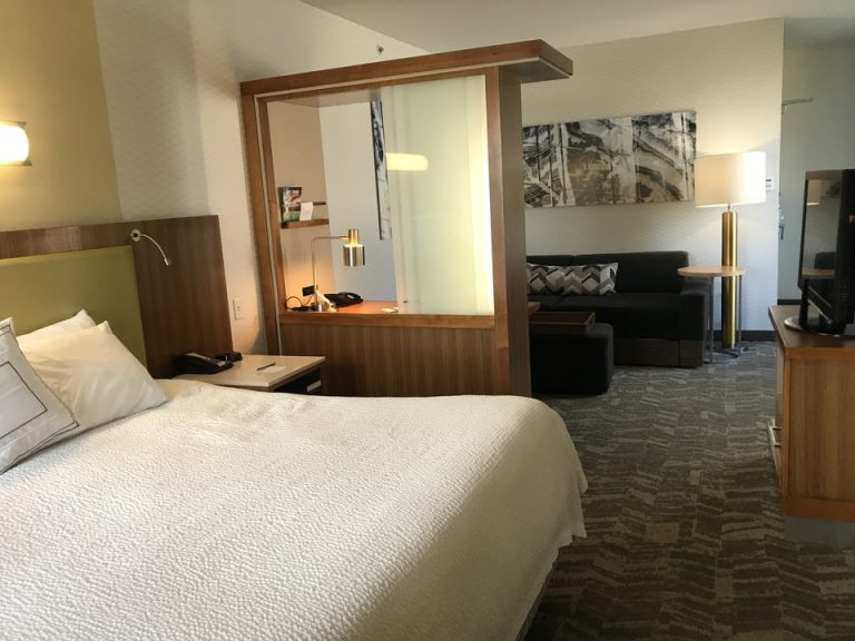 奥から入り口方向にかけて