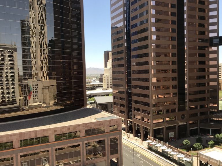 窓からの景色少し右方向にカメラを向けました下に見えるのは街を走るバスとコミューターの駅