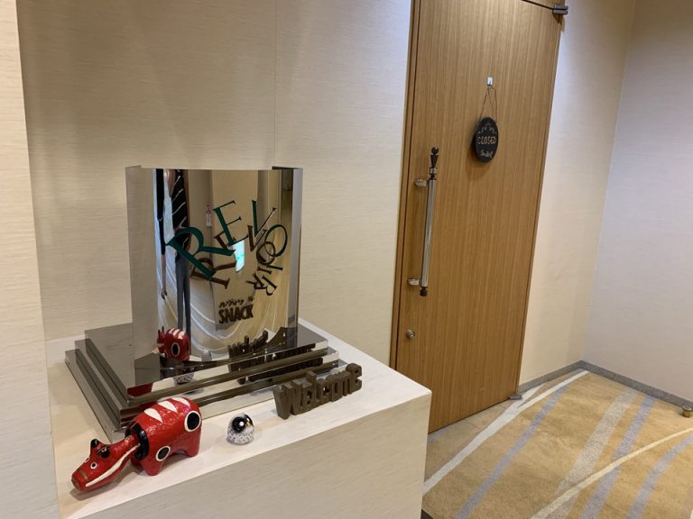 スナック入口です。